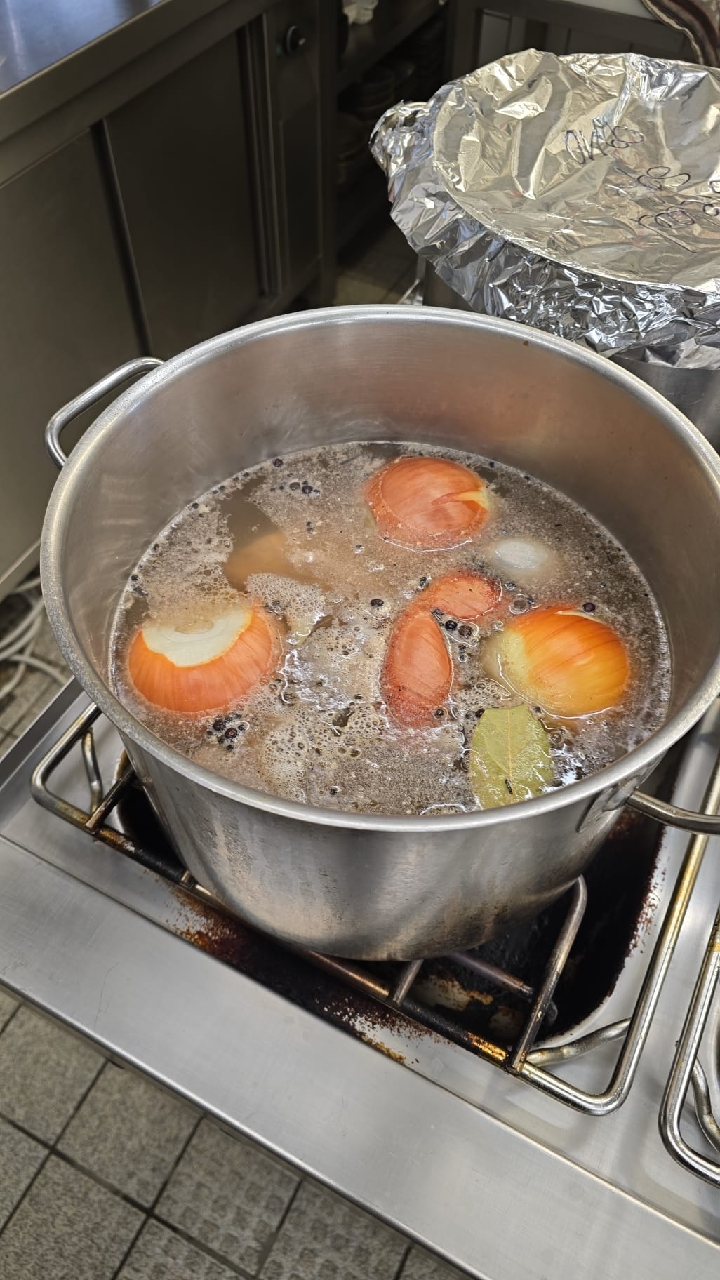 Brühe mit Zwiebeln und Gewürzen