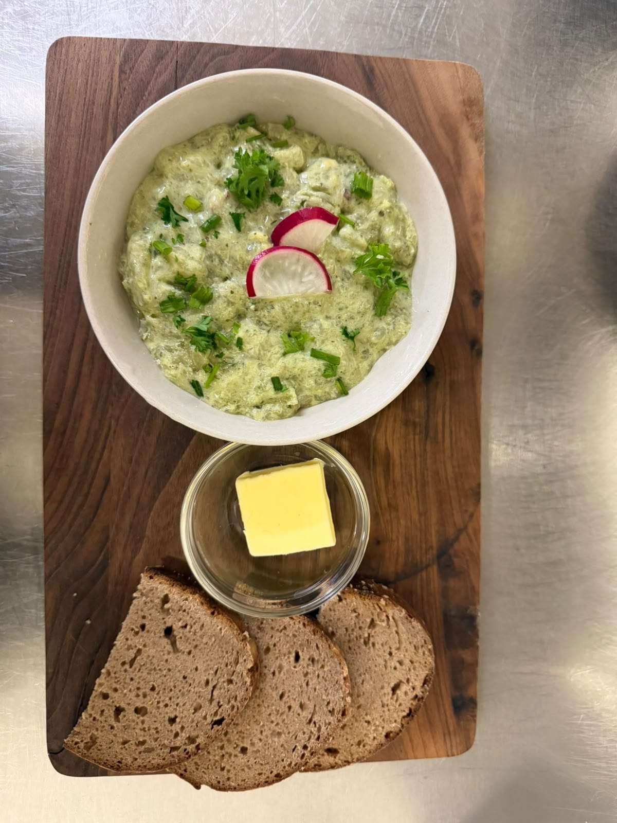 Herzhafte Kleinigkeit mit Brot und Butter