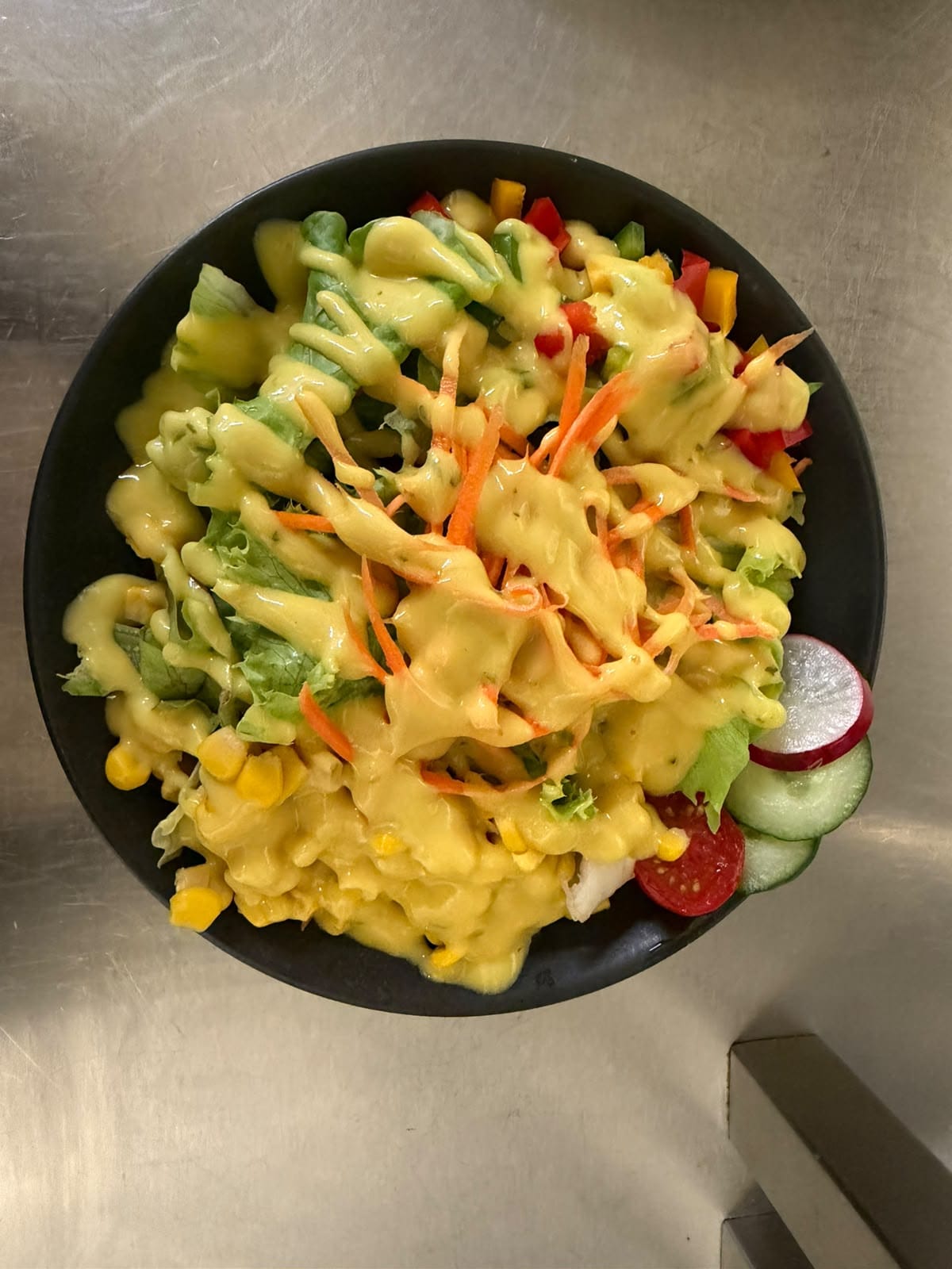 Bunter Salat mit Dressing